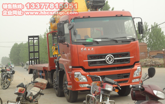 天龍隨車吊平板運(yùn)輸車圖片