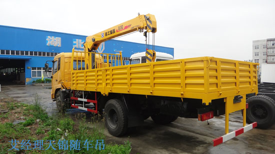 東風(fēng)折臂起重運(yùn)輸車