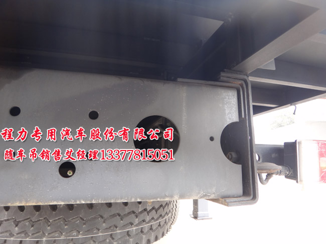 三軸起重運(yùn)輸車(chē)