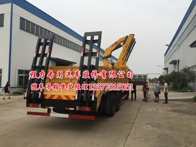 拉挖機(jī)12噸隨車(chē)吊平板運(yùn)輸車(chē)